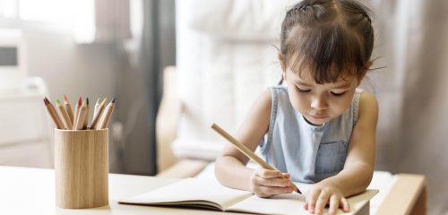 Immagine di bambina in ambiente interno inquinato